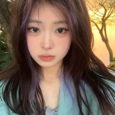 与一位女士合影